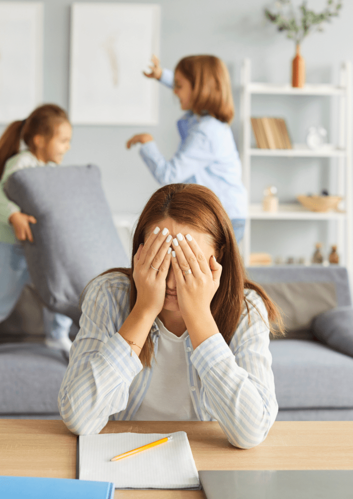 Mujer desesperada con los juegos de sus hijas