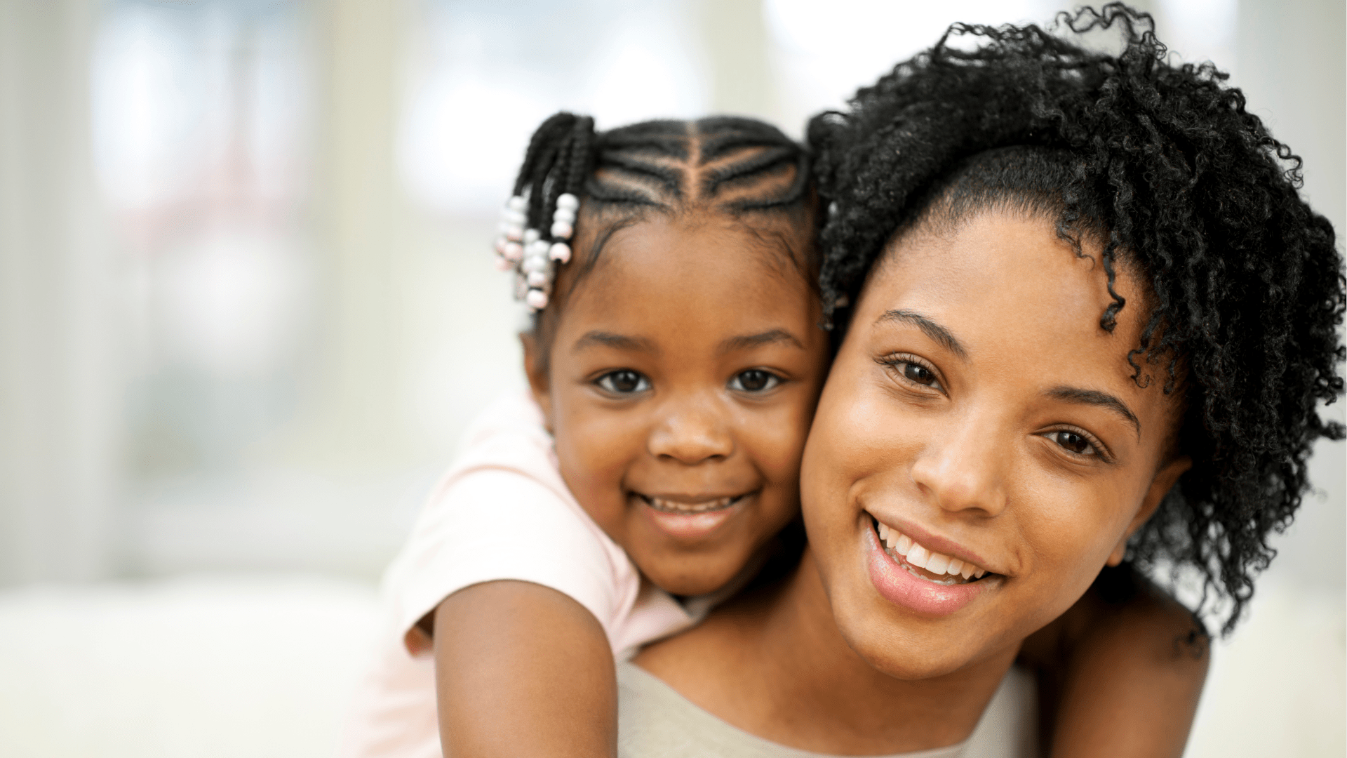 Mamá sonriendo con su hija